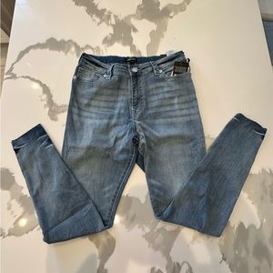 NWT. True religion Jennie curvy jeans. Mid rise super skinny. Size 31